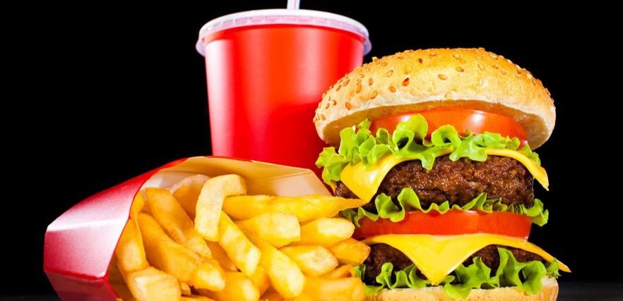 إحذر.. مخاطر تناول الوجبات السريعة أبرزها "البرجر"