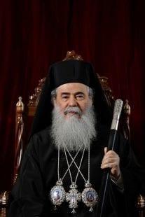 البطريرك ثيوفيلوس الثالث يوزع طرود غذائية في القدس لمواجهة كورونا