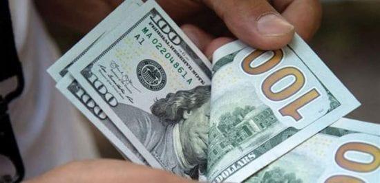 الدولار يهبط إلى أدنى مستوى ومحللون يرجحون أسباب الضعف