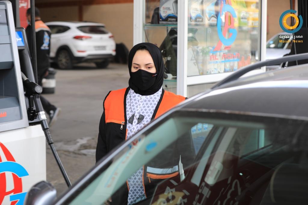 بالصور.. سلمى النجار أول فتاة تمتهن العمل بمحطات البترول بغزة