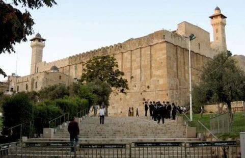 الصحة تعقم الحرم الإبراهيمي في الخليل بسبب كورونا