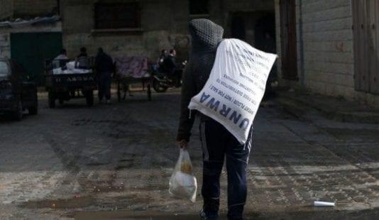 الأونروا تعلن اليوم مواعيد توزيع "الكابونات" الغذائية
