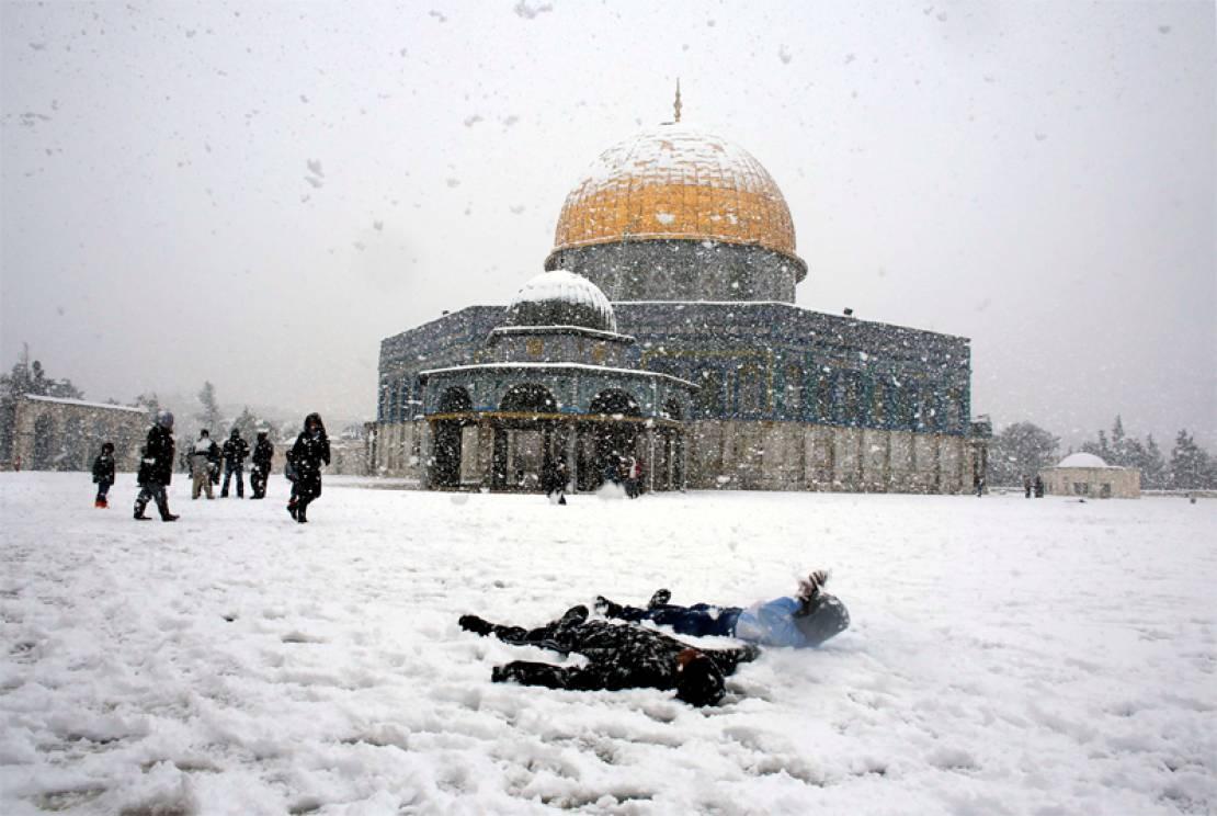 القدس المحتلة تكتسي بالثوب الأبيض لأول مرة منذ 6 سنوات