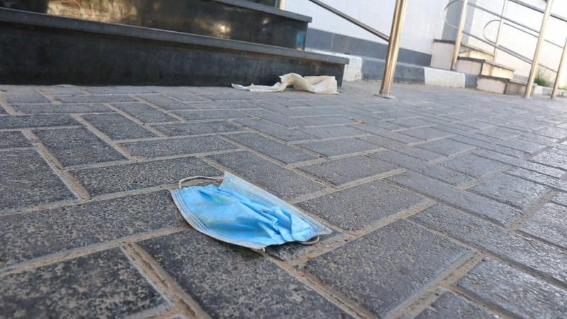 الصحة بغزة تحذر من انتشار كورونا بفعل إلقاء الكمامات على الأرض
