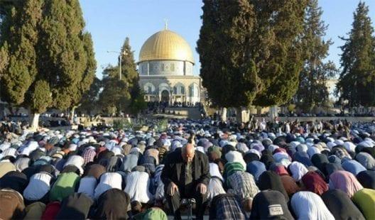 عشرات المصليين يؤدون الصلاة في المسجد الأقصى داعين أن يحفظ الله لبنان