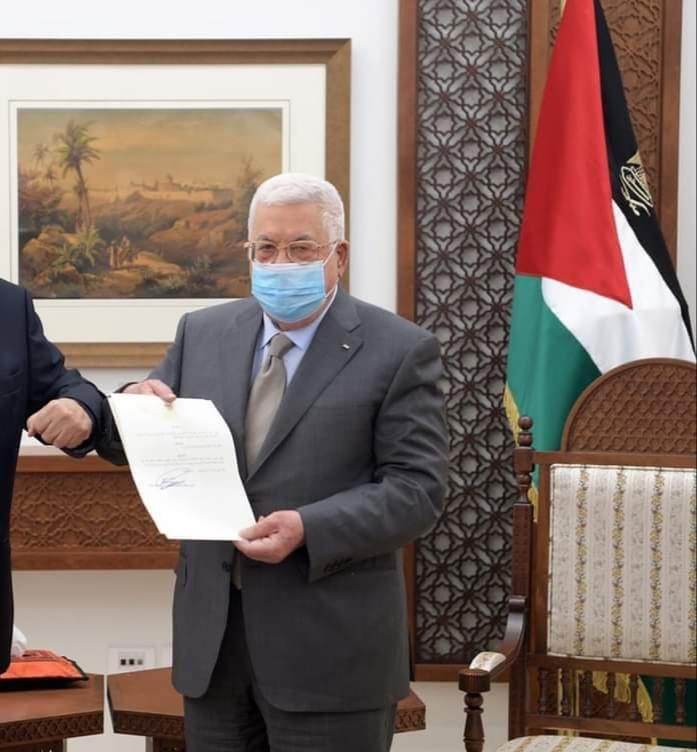 كيف كشفت صور مراسم إعلان الانتخابات عن الحالة الصحية للرئيس عباس؟