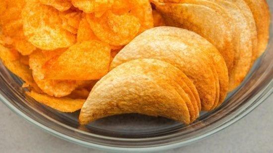 الاقتصاد بغزة تمنع استيراد أنواع من "الشيبس الحرّاق"