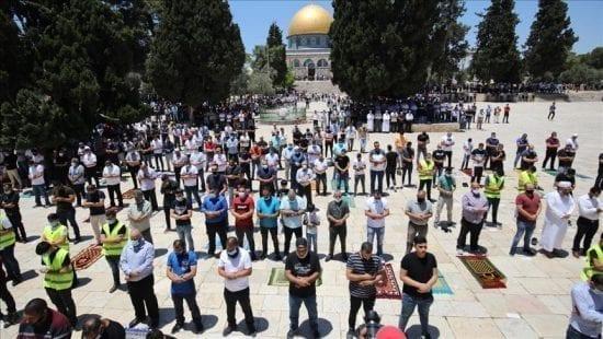 رغم منع الاحتلال للمواطنين .. 10 آلاف مصلٍ يؤدون صلاة الجمعة في الأقصى