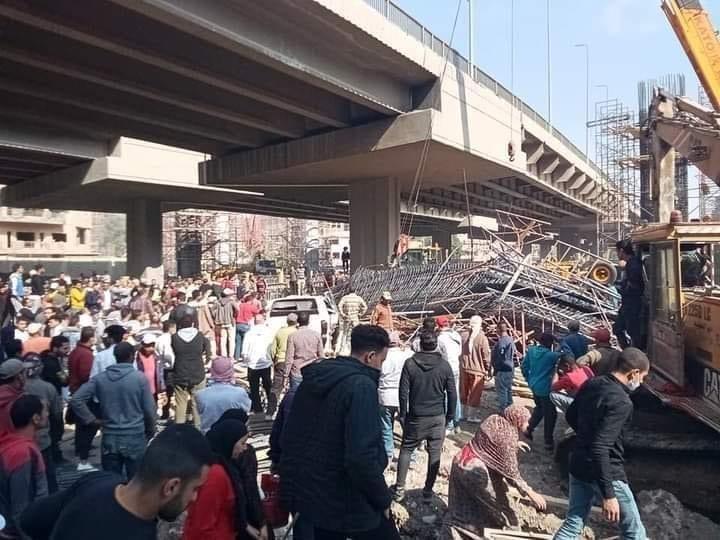 انهيار سقالة معدنية لجسر قيد الإنشاء في منطقة الهرم جنوب القاهرة (صور)