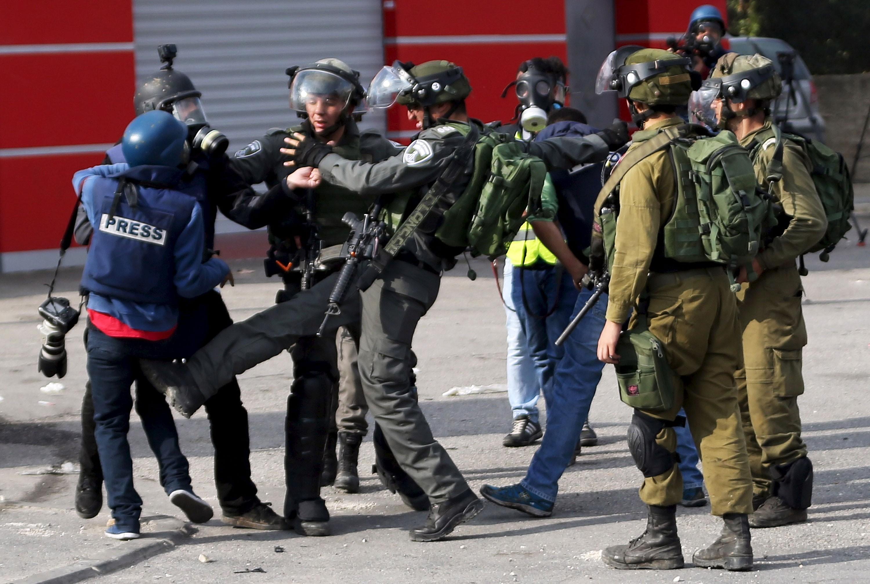 259 انتهاكا "إسرائيلياً" بحق الصحفيين في الضفة وقطاع غزة والقدس