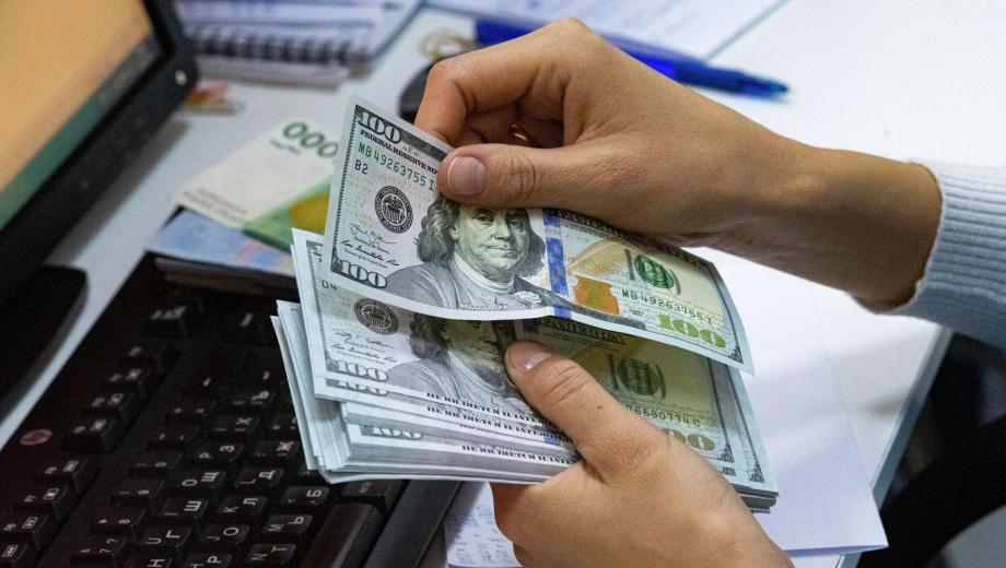 انخفاض حاد في سعر الدولار مقابل الشيكل.. ما التوقعات؟