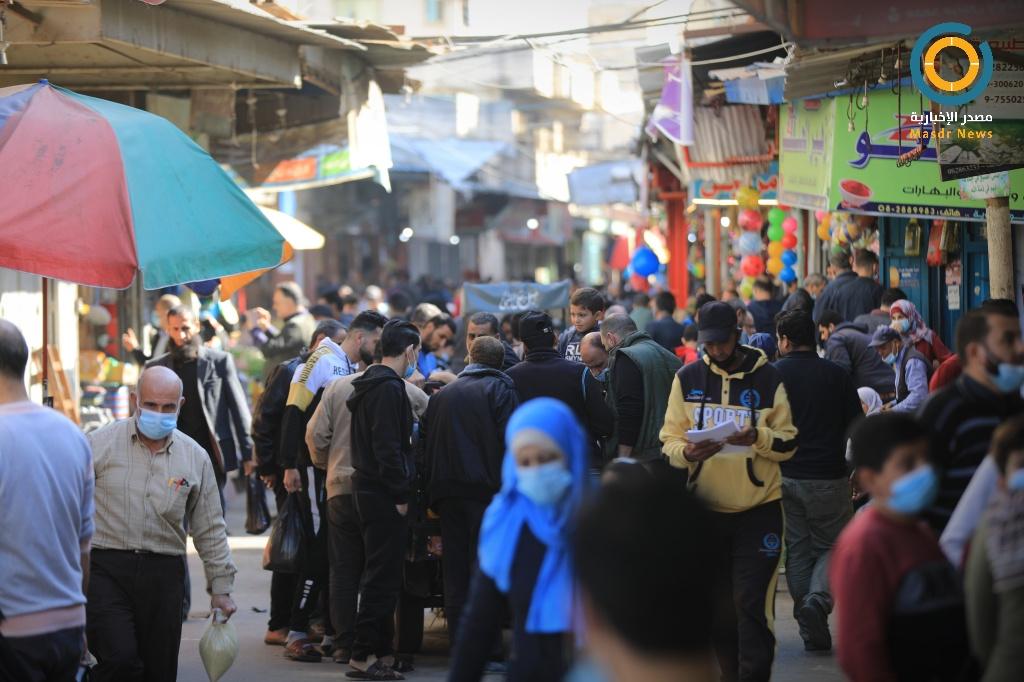 صور.. إزدحام المواطنين في أسواق غزة قبل سريان الإغلاق الشامل