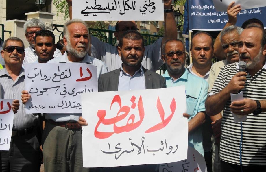 بعد انفراجة في رواتب الأسرى.. ما مصير مستحقاتهم وحساباتهم البنكية؟