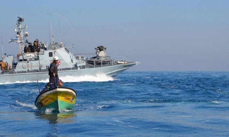 الاحتلال يستهدف مركب للصيادين بقذيفتين في عرض بحر غزة