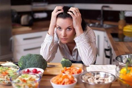 أبرزها زيت الزيتون.. أطعمة ومشروبات تحميك من الزهايمر والخرف!