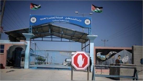 رغم توقيف التنسيق الأمني عالقين يلزمون إسرائيل قانونيا ترتيب عودتهم لغزة
