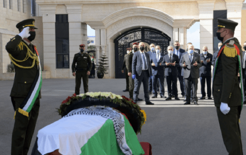 تشييع جثمان صائب عريقات من مقر الرئاسة برام الله