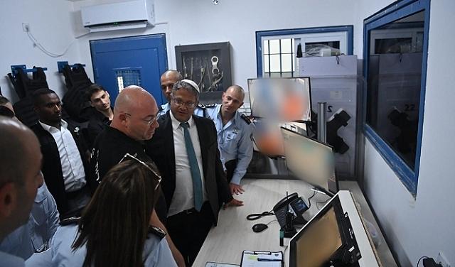 بمشاركة المتطرف بن غفير.. قوات القمع تقتحم قسمي 1 و 3 بسجن جلبوع