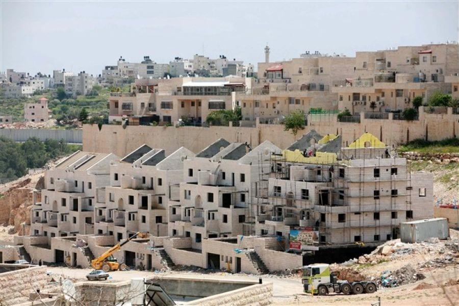 نابلس... شبان يزيلون خط مياه واصل لبؤرة أقامها مستوطنون
