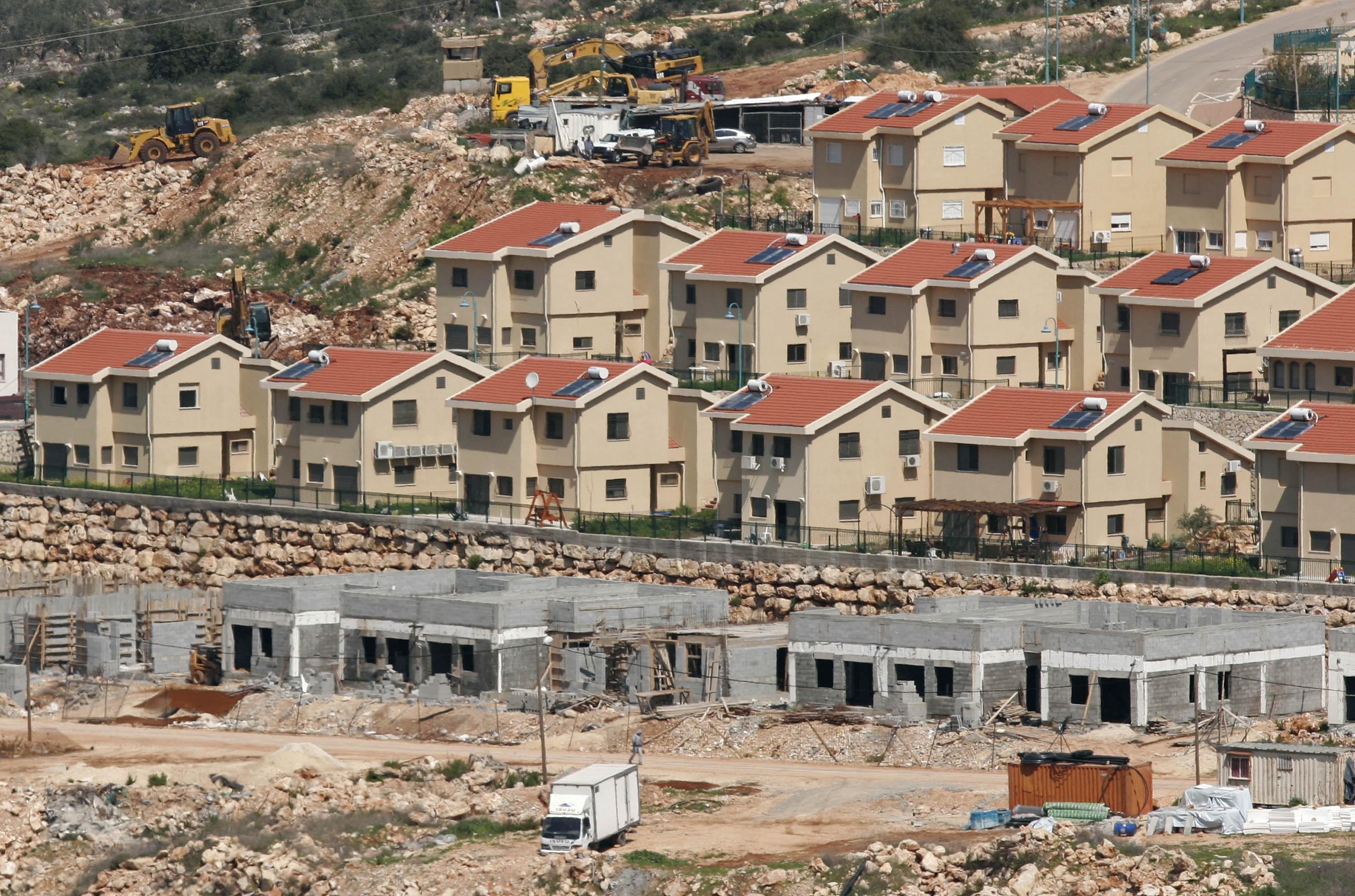 فلسطينيون يحرقون خيمة للمستوطنين شرق بيت لحم