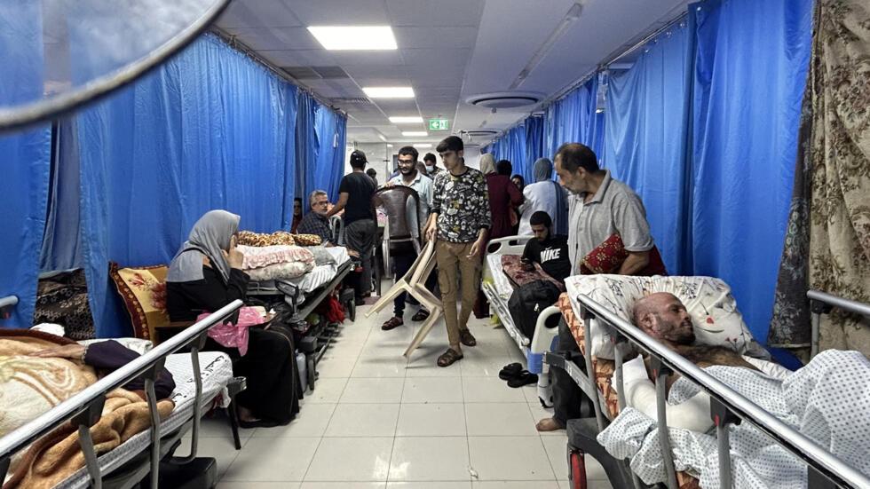 الاحتلال يمنع إجلاء المرضى من مجمع الشفاء الطبي بغزة