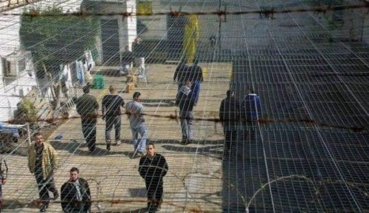 33 أسيراً في معتقل عسقلان يشرعون اليوم إضراباً مفتوحاً عن الطعام