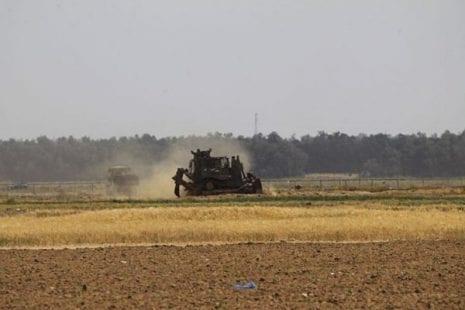 الاحتلال يستهدف المزارعين والصيادين في غزة ويعتقل شاباً في القدس