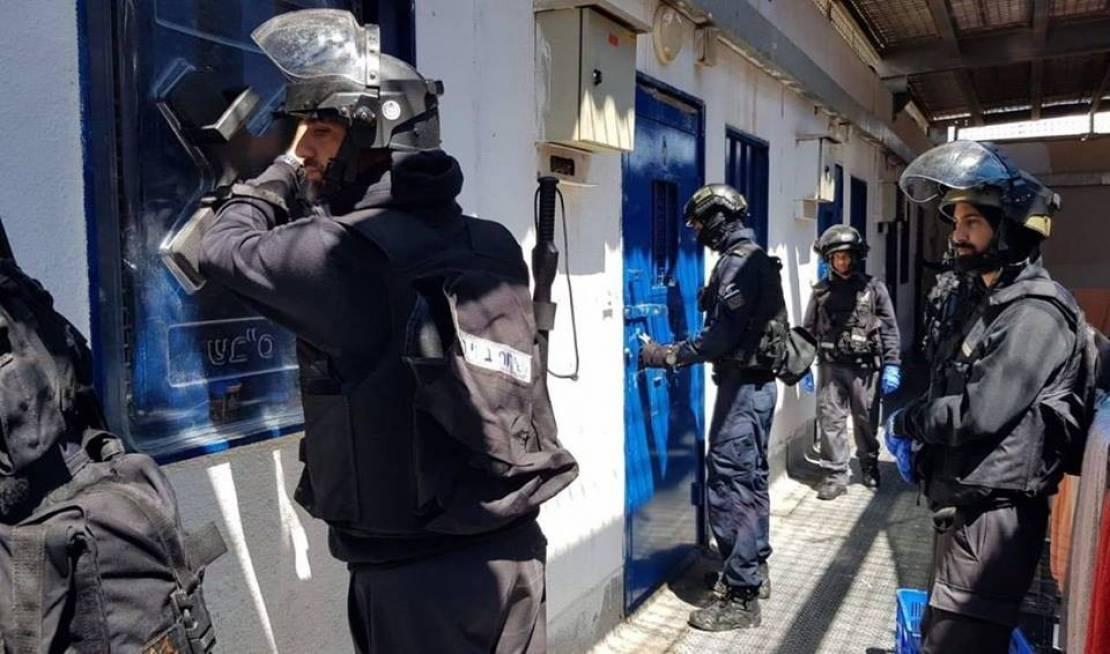أسرى سجن عوفر يعانون ظروفا اعتقالية قاسية ومهينة