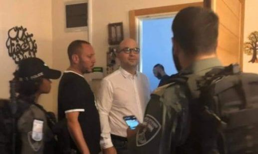 الاحتلال يجبر وزير شؤون القدس على ارتداء كمامة ملوثة بالدماء