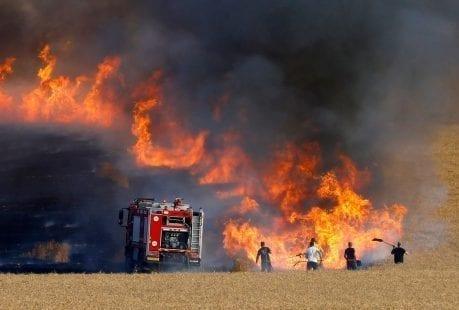60 حريقا اندلعت بمستوطنات غلاف غزة بفعل بالونات حارقة أطلقت من القطاع