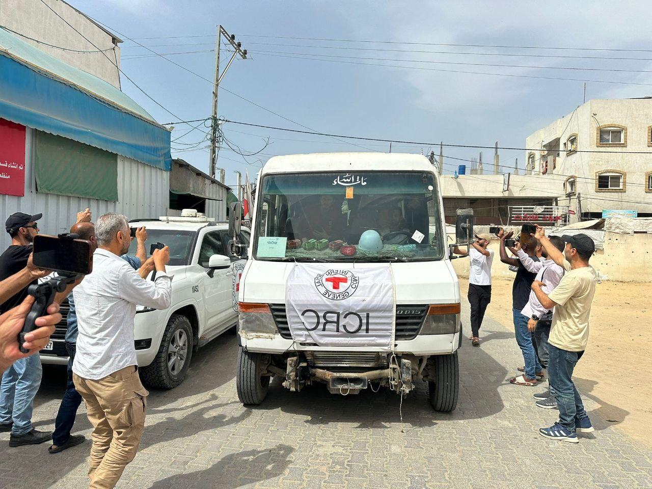 إسرائيل تفرج عن 12 أسيرا فلسطينيا من غزة بعد شهور من التعذيب والتجويع