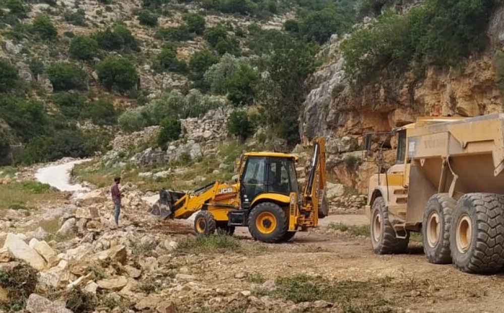 بواسطة الجرافات.. مستوطنون يشقون طريقاً استيطانياً غرب مدينة سلفيت