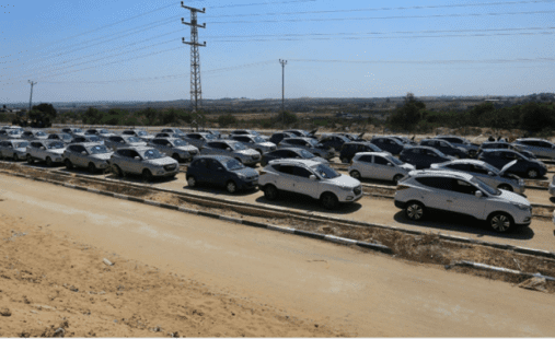 وصول عدد من المركبات عبر حاجز بيت حانون لغزة