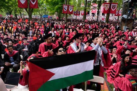 خلال حفل تخرجهم.. طلاب هارفارد يدعون لإنهاء حرب غزة