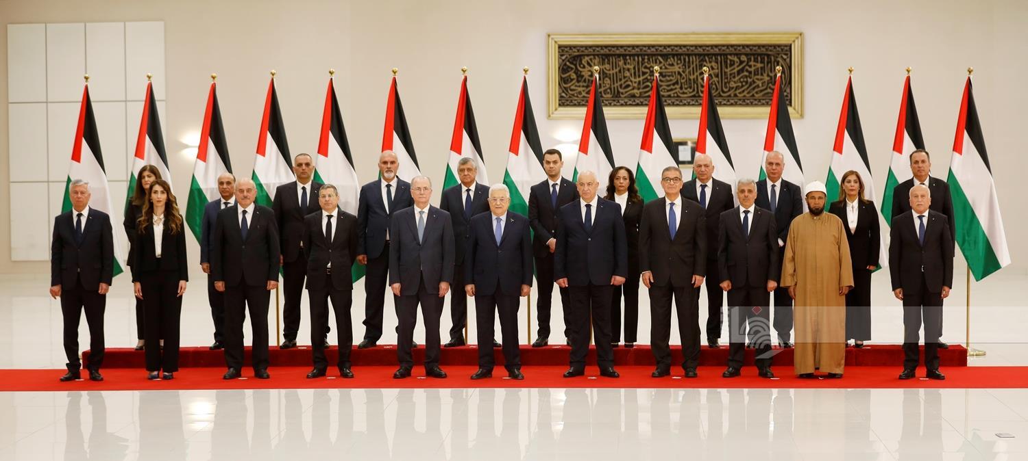 حكومة محمد مصطفى تؤدي اليمين الدستورية أمام الرئيس عباس