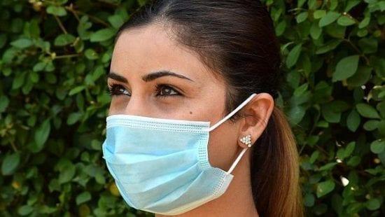 خبير يحسم الجدل: هل يؤدي ارتداء الكمامات لـ "بروز الأذنين" وماذا عن الأطفال؟