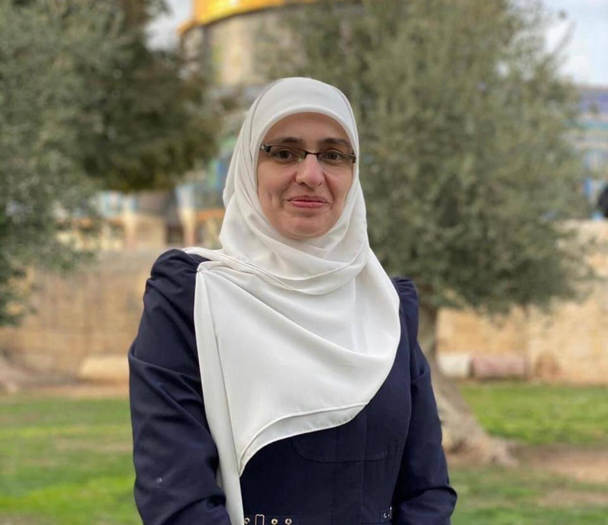 منع هنادي حلواني من دخول الأقصى وتسليمها إخطار لمراجعة الاحتلال