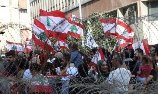 المظاهرات في بيروت تدخل يومها الخامس وسط دعوات لتصعيد فعاليات الغضب