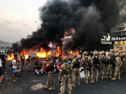 صور | "ضرائب الانترنت" تشعل الشارع اللبناني وتؤجج حالة الاحتجاجات