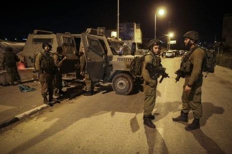 اعتقالات طالت عشرة مواطنين في الضفة والقدس