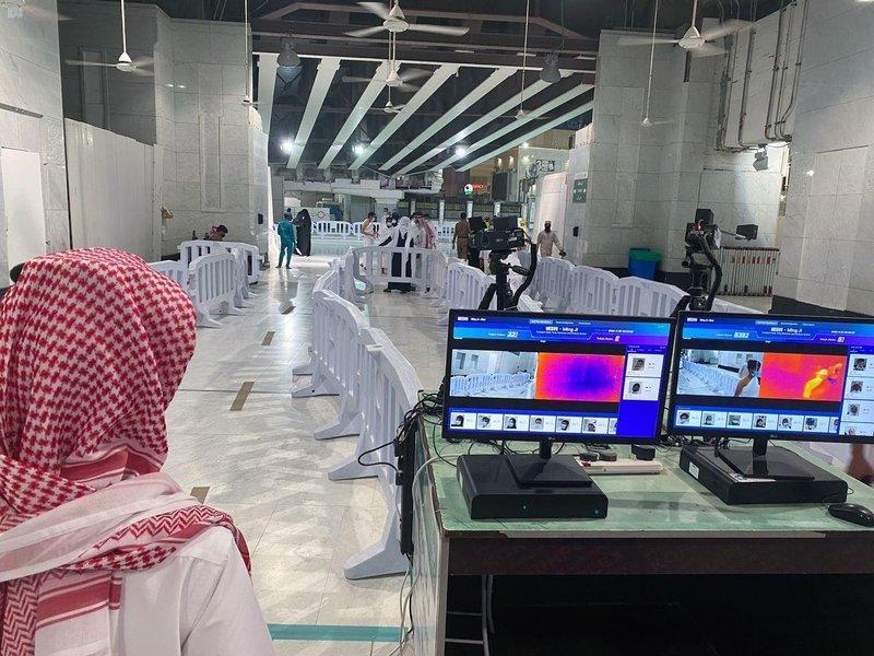 كاميرات حرارية بمداخل المسجد الحرام.. لكشف أعراض كورونا بين المعتمرين