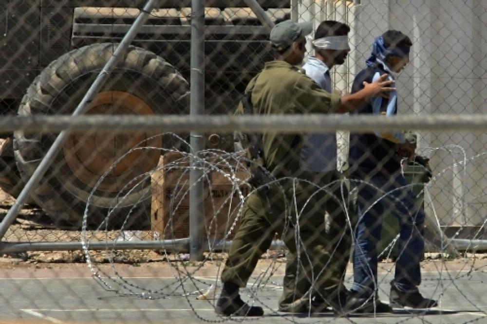 المركز الفلسطيني يُحذّر من حملات القمع والانتقام من الأسرى