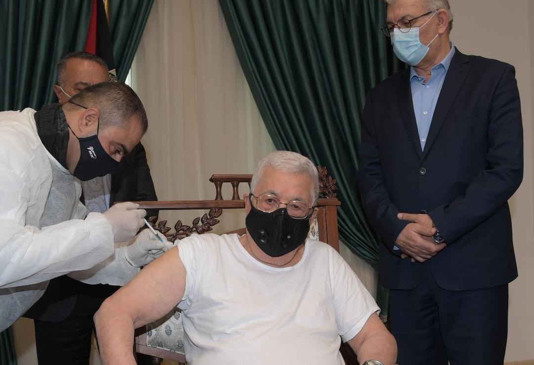 الرئيس عباس يتلقى لقاح كورونا