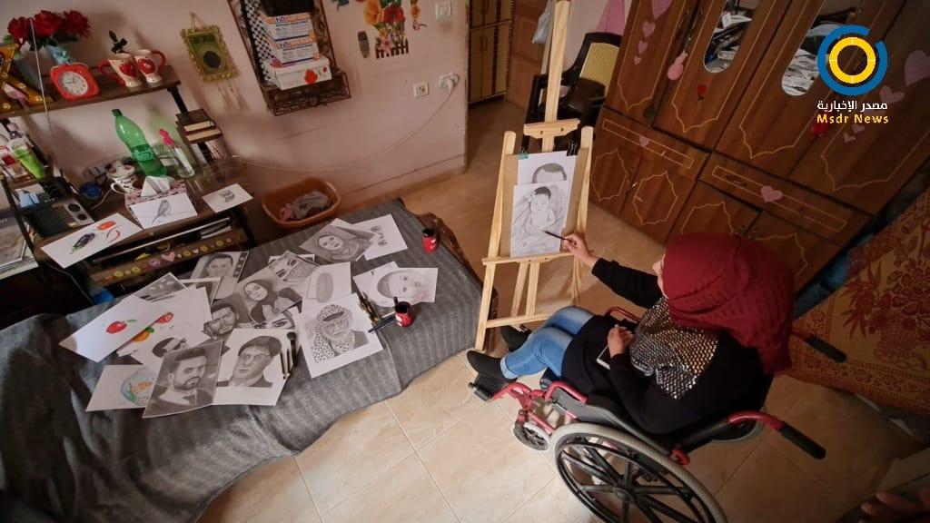 صور: ريشة ألوان أوقفت كريمة النجار عن كرسيها المتحرك