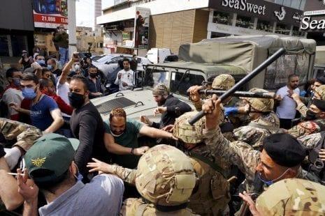 لبنان: وفاة متظاهر في اشتباكات بين قوات الجيش ومتظاهرين في طرابلس
