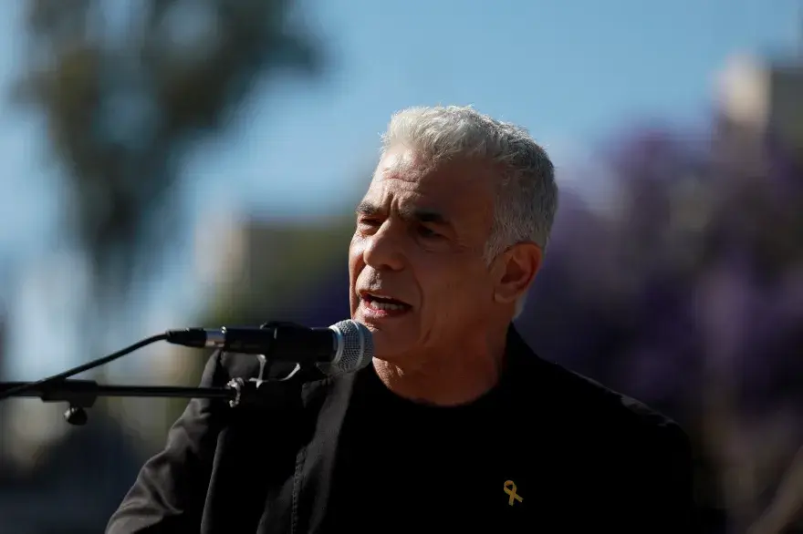 إسرائيل.. لابيد يشارك في إضراب عائلات الأسرى