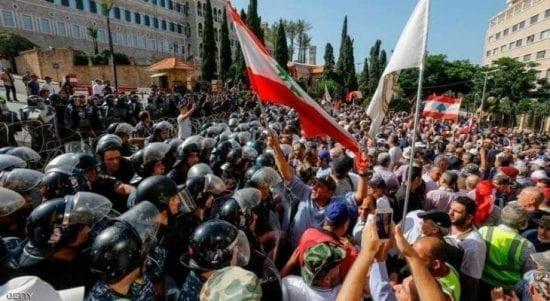 لبنان : عشرات الإصابات خلال مواجهات بين محتجين وأنصار حزب الله وسط بيروت