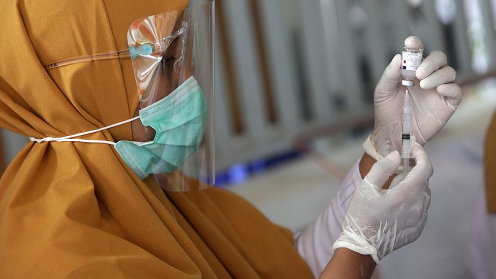 رغم وصولها للضفة... الاحتلال لن يسمح بنقل لقاحات كورونا لغزة