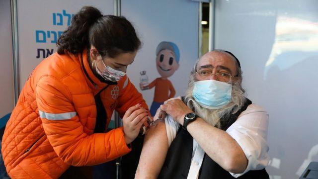 "إسرائيل" تتلف مئات جرعات اللقاح المضاد لكورونا بسبب تراجع الإقبال عليها