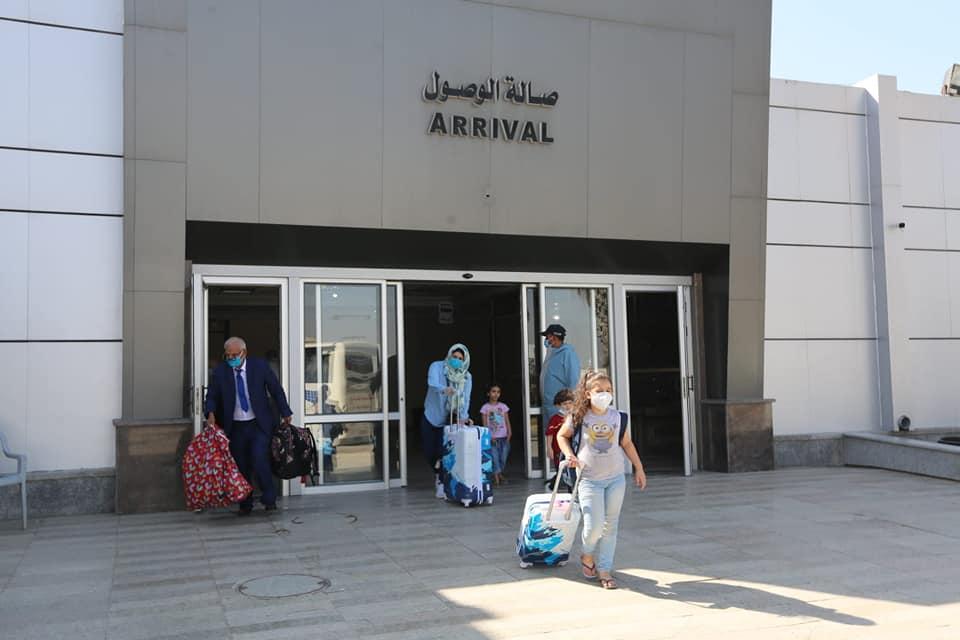بالصور.. وصول أعداد من المسافرين العائدين عبر معبر رفح